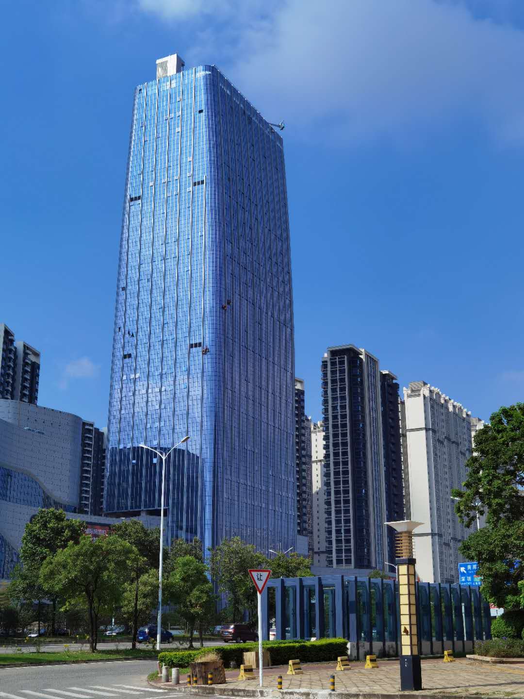 金山湖隆生广场外墙清洗